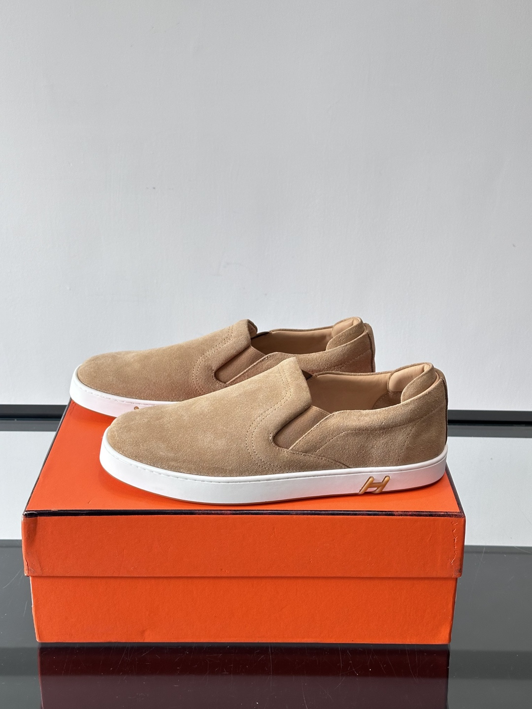 Hermes Horsens 休闲鞋爱马仕Horsens系列休闲鞋，绒面皮革。简约低调又有质感。鞋面“H