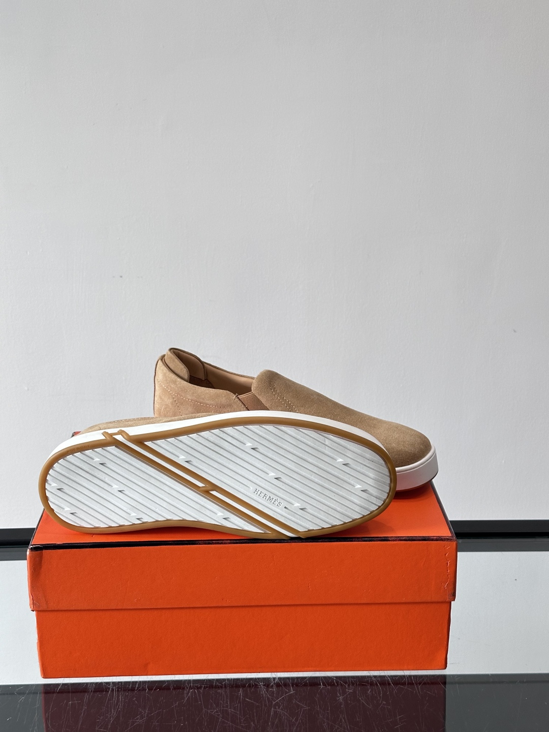 Hermes Horsens 休闲鞋爱马仕Horsens系列休闲鞋，绒面皮革。简约低调又有质感。鞋面“H