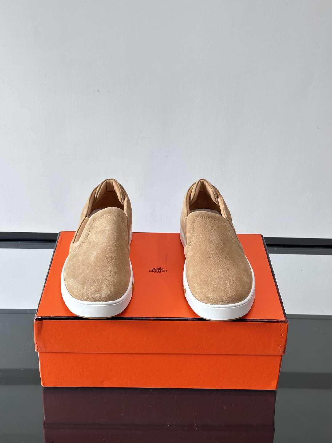 Hermes Horsens 休闲鞋爱马仕Horsens系列休闲鞋，绒面皮革。简约低调又有质感。鞋面“H