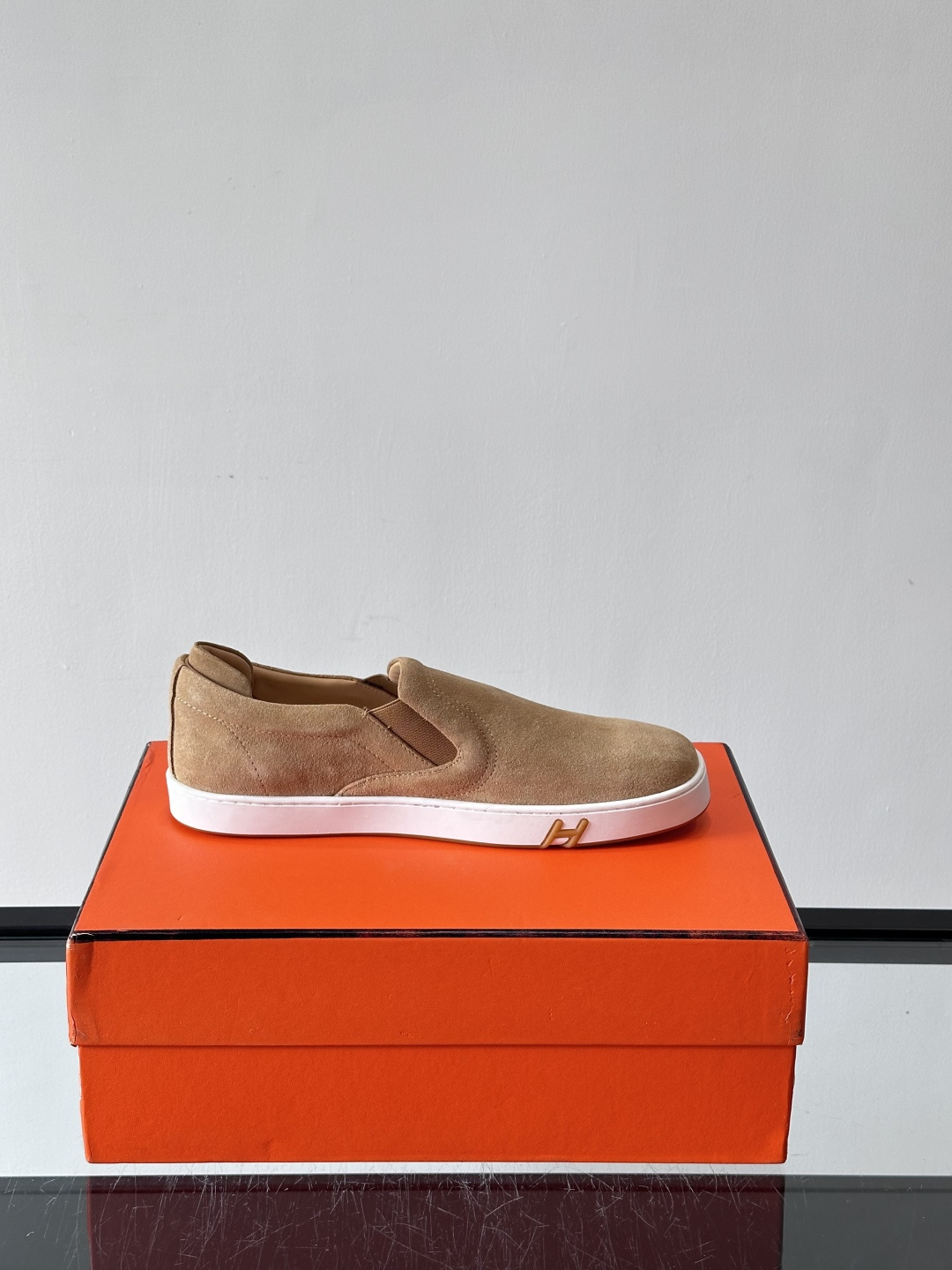 Hermes Horsens 休闲鞋爱马仕Horsens系列休闲鞋，绒面皮革。简约低调又有质感。鞋面“H