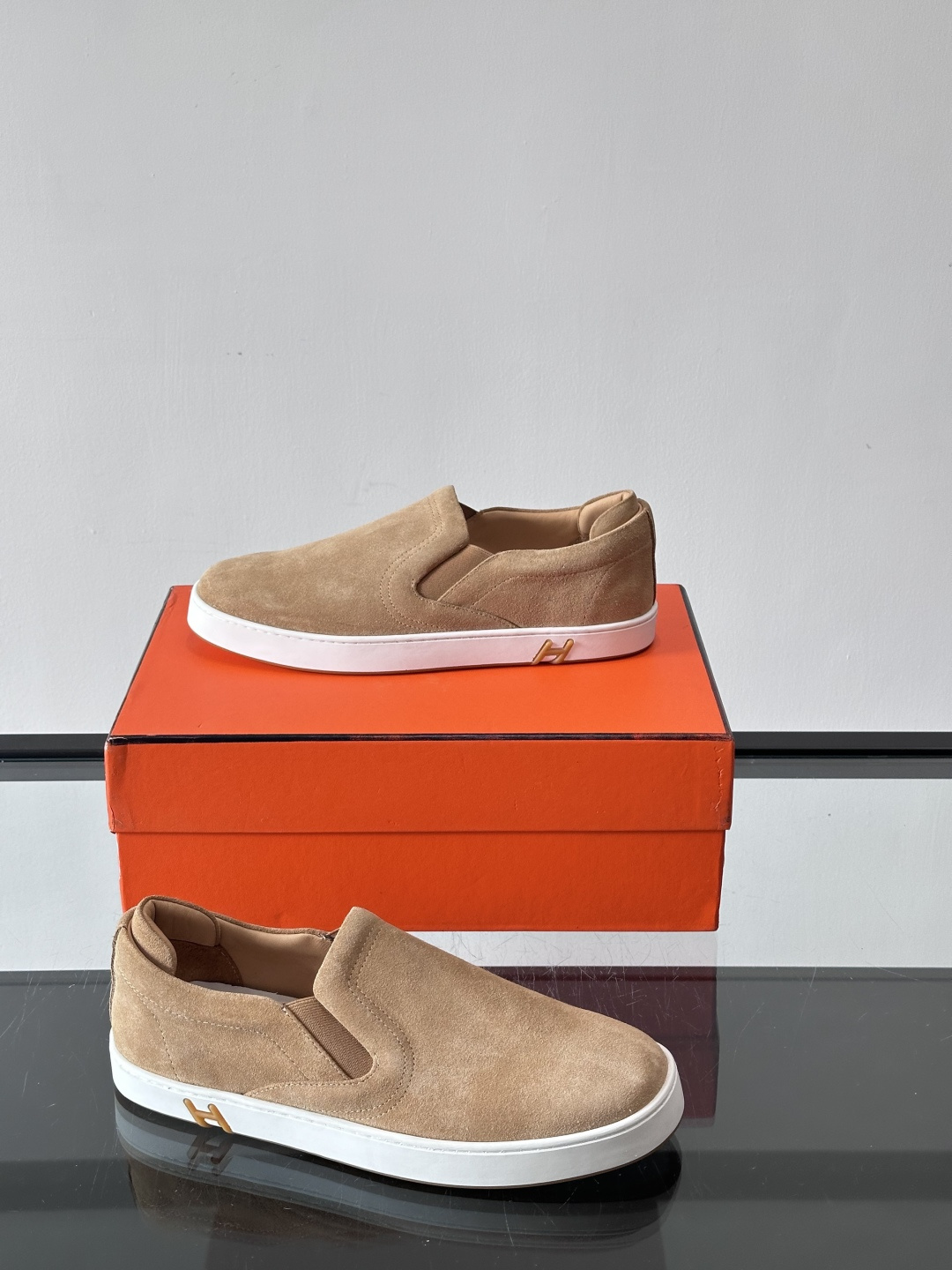 Hermes Horsens 休闲鞋爱马仕Horsens系列休闲鞋，绒面皮革。简约低调又有质感。鞋面“H