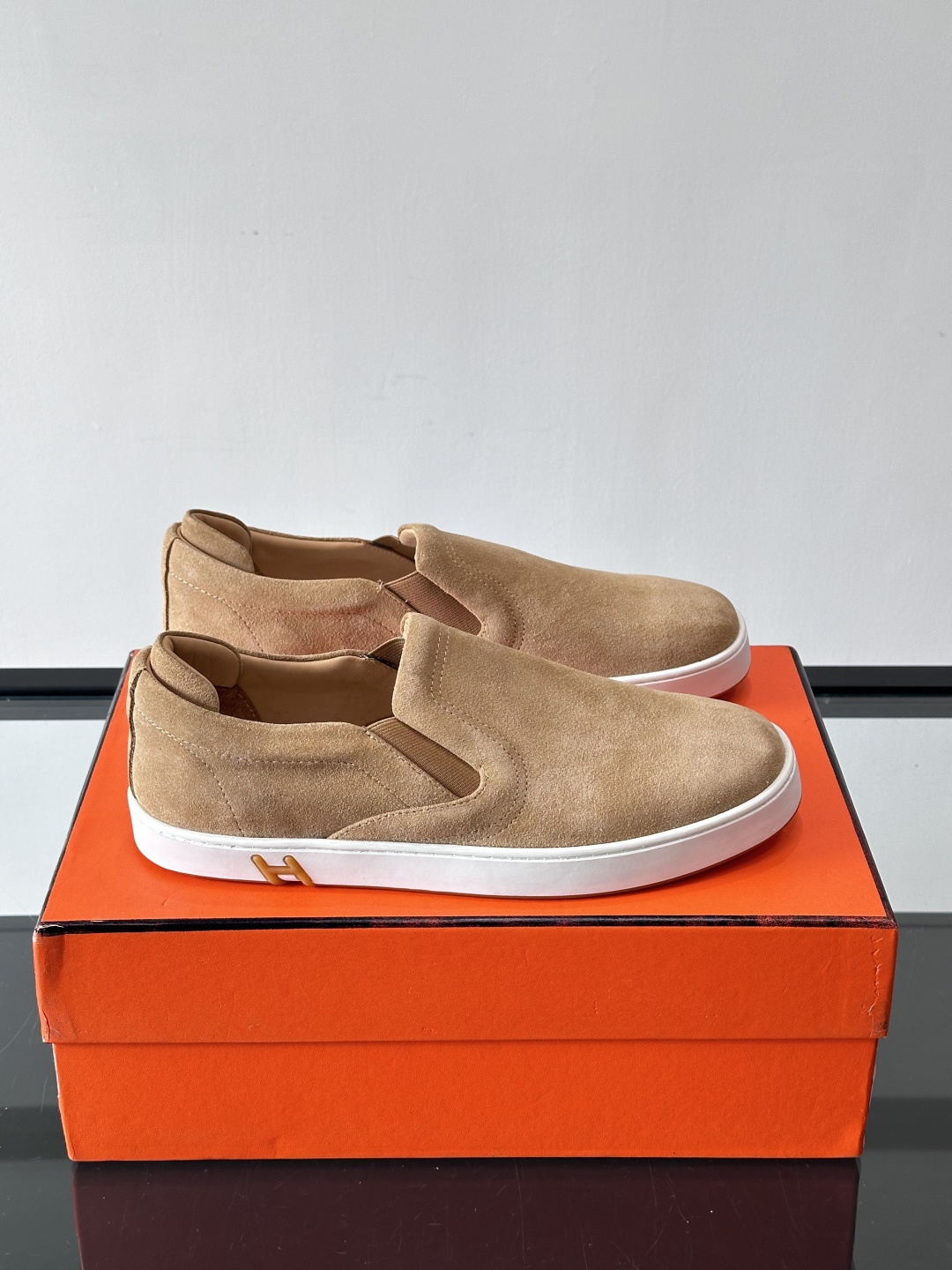 Hermes Horsens 休闲鞋爱马仕Horsens系列休闲鞋，绒面皮革。简约低调又有质感。鞋面“H