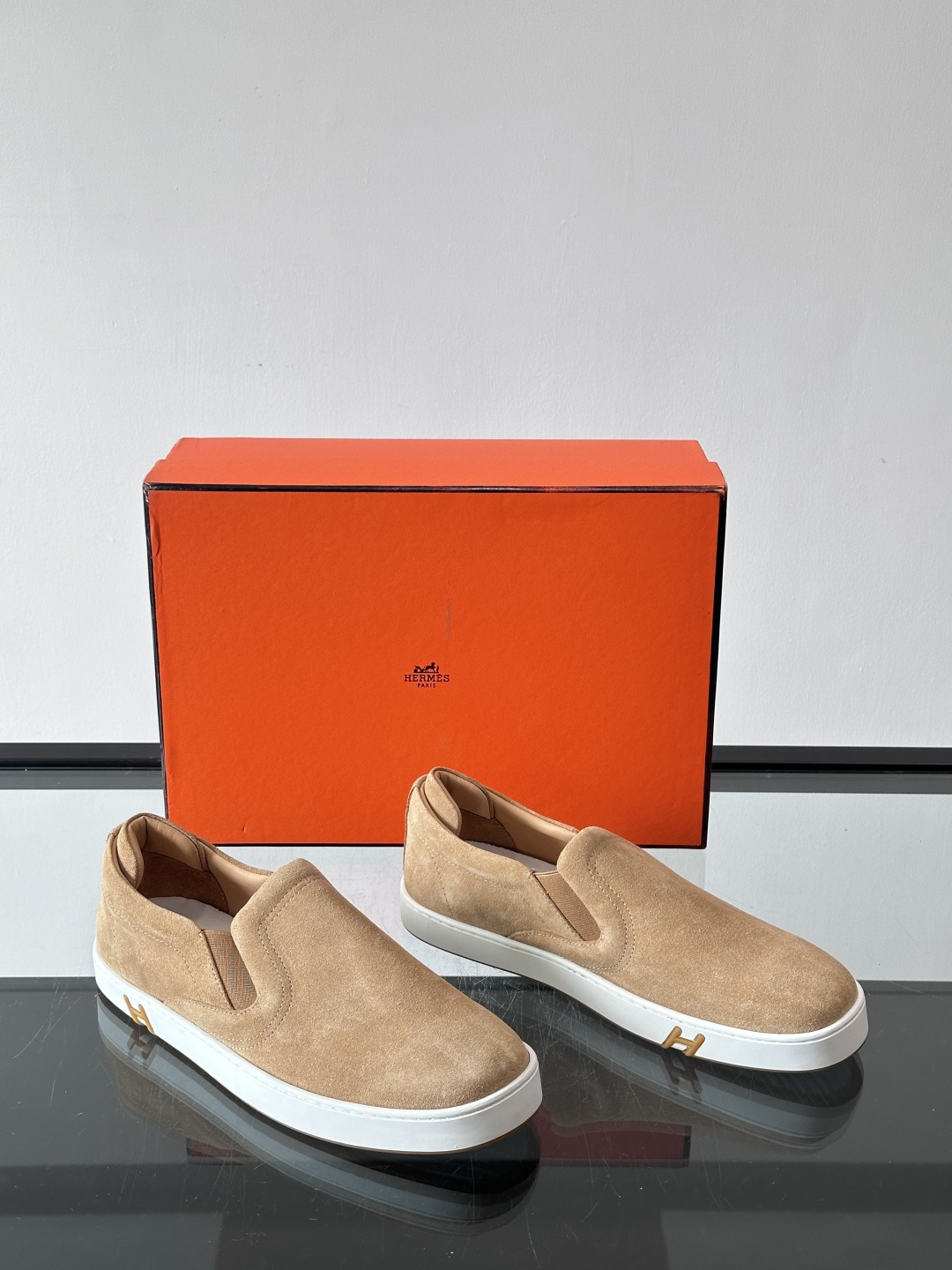 Hermes Horsens 休闲鞋爱马仕Horsens系列休闲鞋，绒面皮革。简约低调又有质感。鞋面“H
