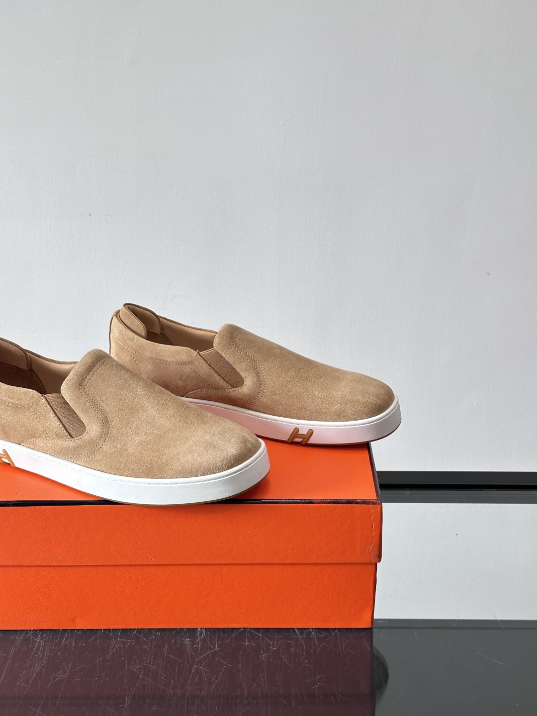 Hermes Horsens 休闲鞋爱马仕Horsens系列休闲鞋，绒面皮革。简约低调又有质感。鞋面“H