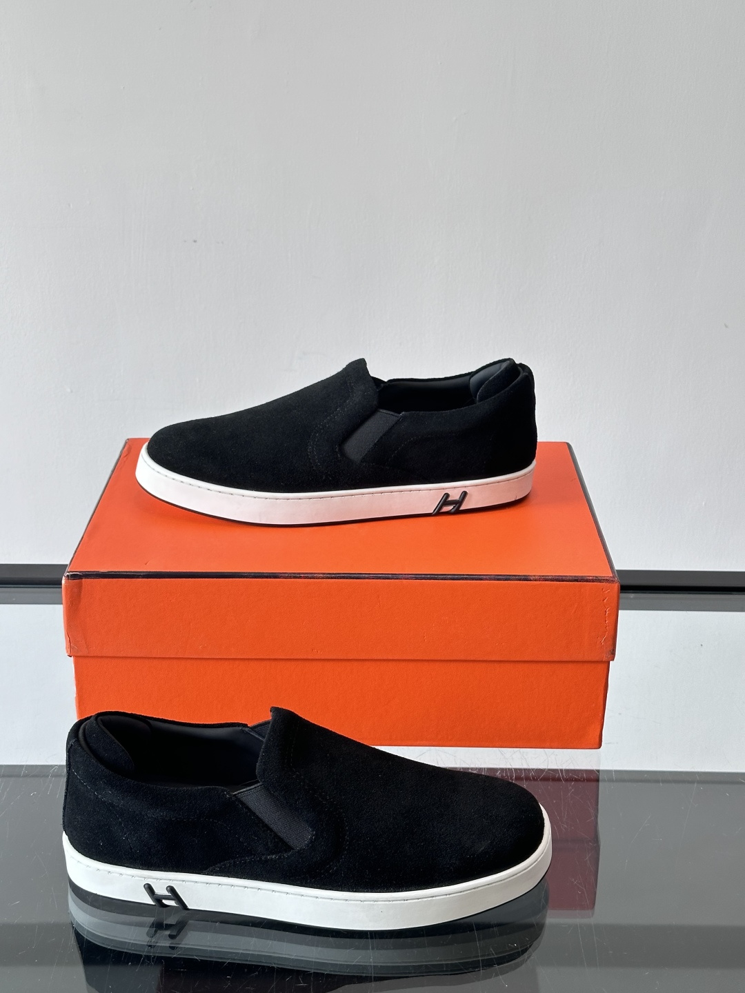 Hermes Horsens 休闲鞋爱马仕Horsens系列休闲鞋，绒面皮革。简约低调又有质感。鞋面“H