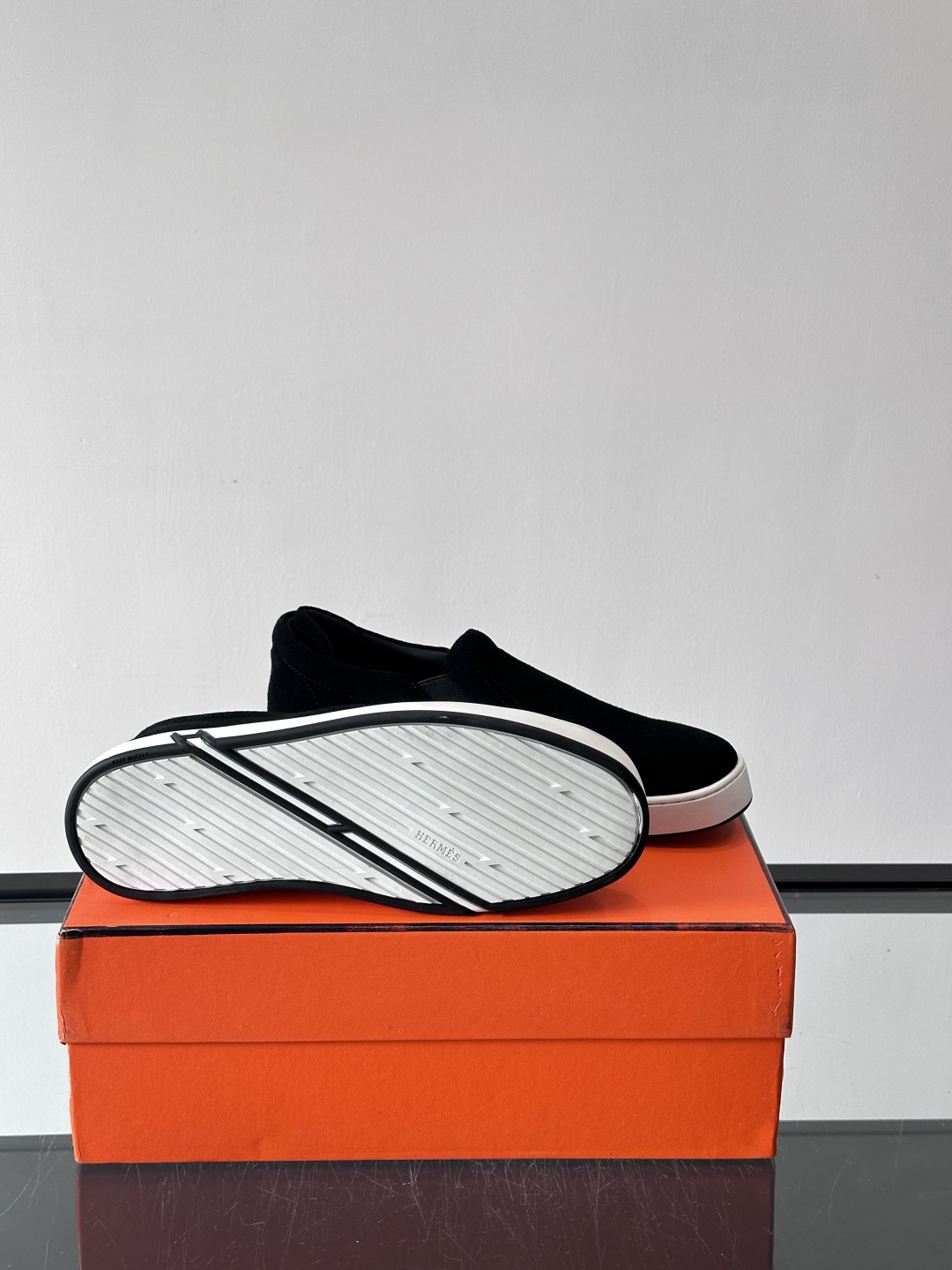 Hermes Horsens 休闲鞋爱马仕Horsens系列休闲鞋，绒面皮革。简约低调又有质感。鞋面“H