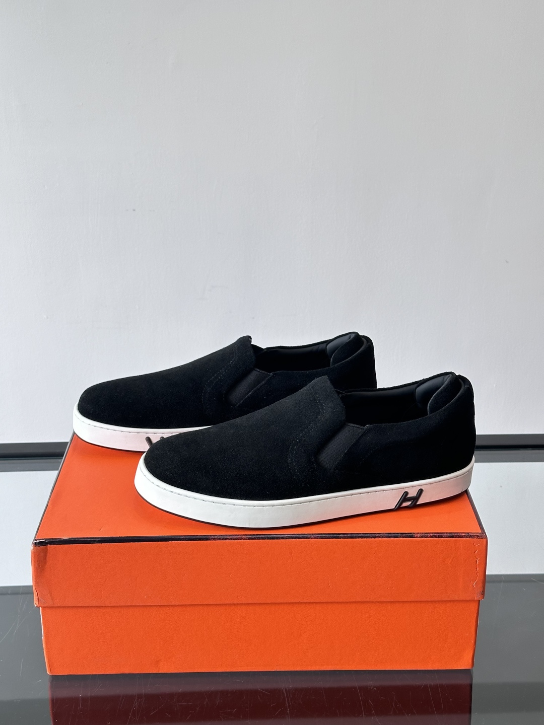 Hermes Horsens 休闲鞋爱马仕Horsens系列休闲鞋，绒面皮革。简约低调又有质感。鞋面“H