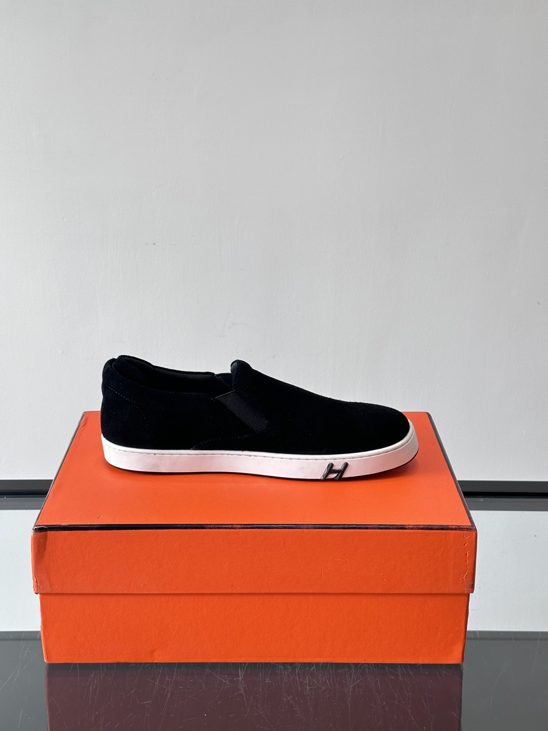 Hermes Horsens 休闲鞋爱马仕Horsens系列休闲鞋，绒面皮革。简约低调又有质感。鞋面“H