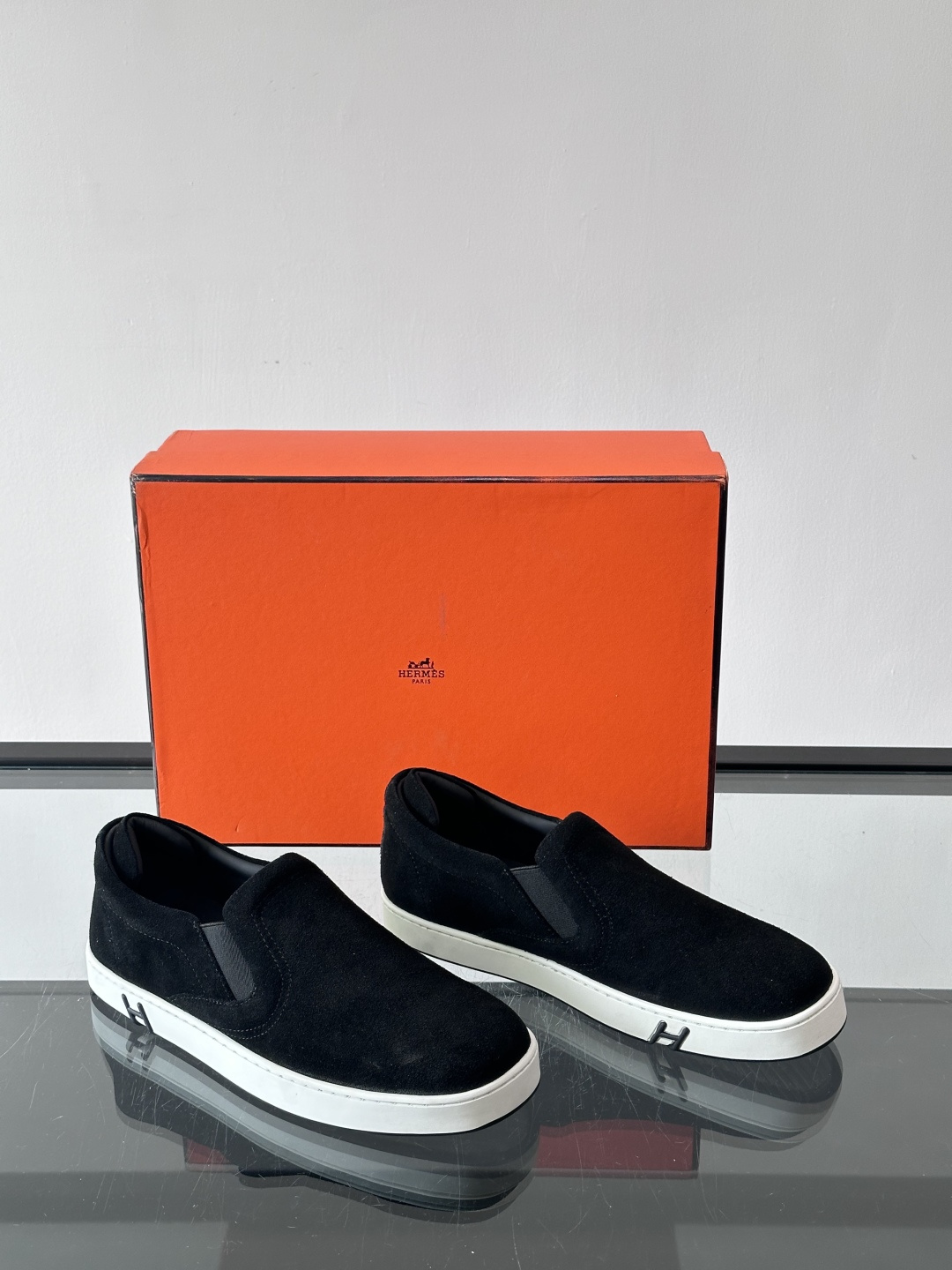 Hermes Horsens 休闲鞋爱马仕Horsens系列休闲鞋，绒面皮革。简约低调又有质感。鞋面“H