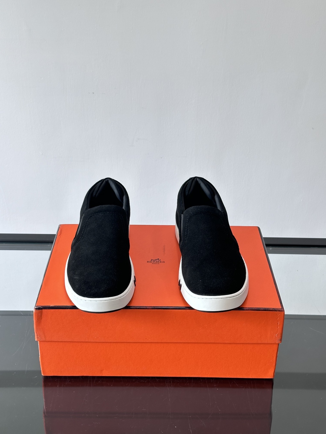 Hermes Horsens 休闲鞋爱马仕Horsens系列休闲鞋，绒面皮革。简约低调又有质感。鞋面“H