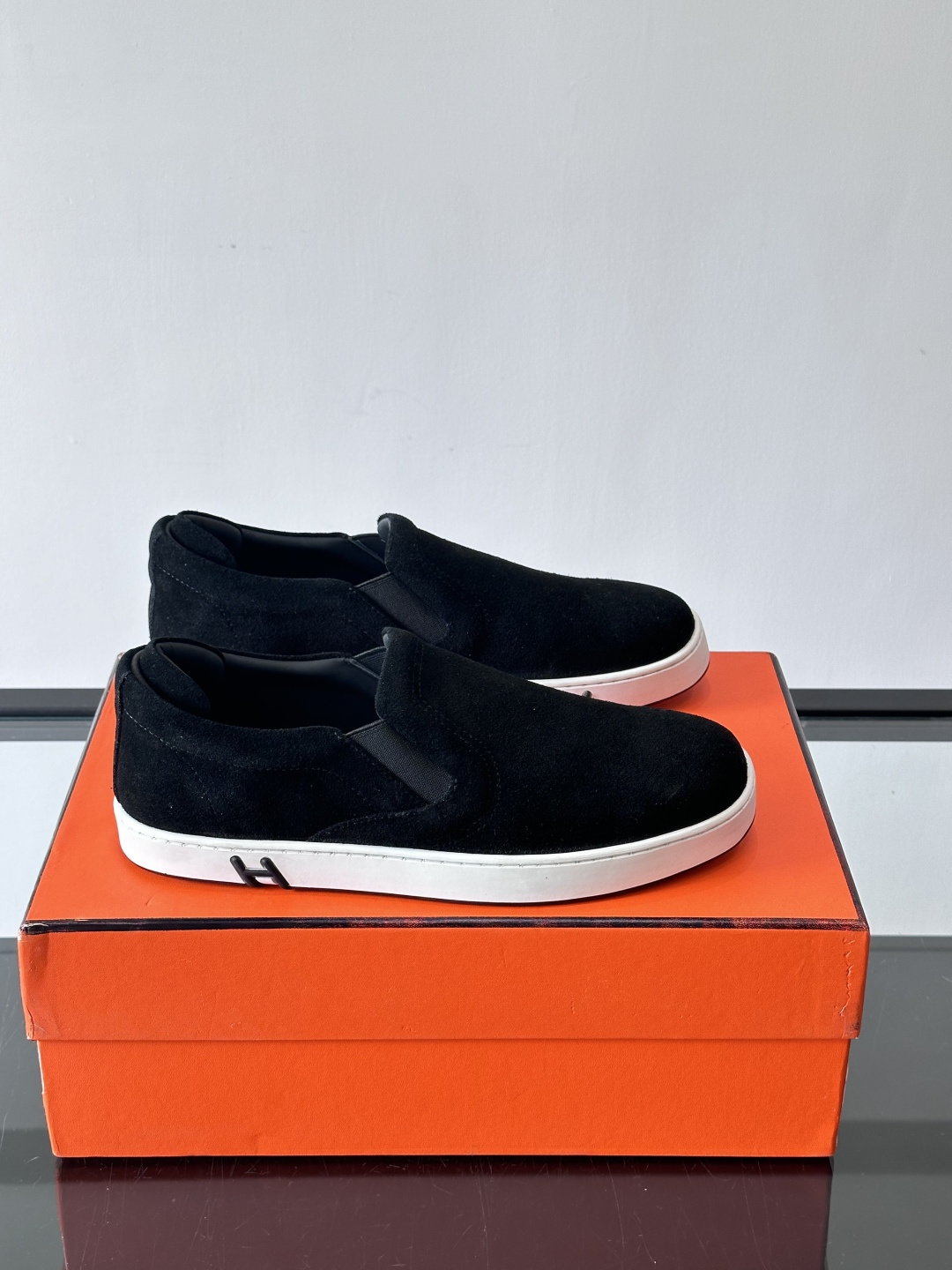 Hermes Horsens 休闲鞋爱马仕Horsens系列休闲鞋，绒面皮革。简约低调又有质感。鞋面“H