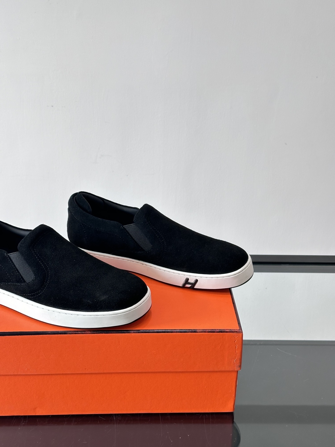 Hermes Horsens 休闲鞋爱马仕Horsens系列休闲鞋，绒面皮革。简约低调又有质感。鞋面“H