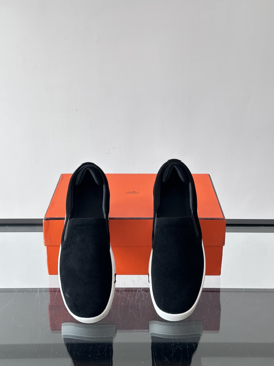 Hermes Horsens 休闲鞋爱马仕Horsens系列休闲鞋，绒面皮革。简约低调又有质感。鞋面“H