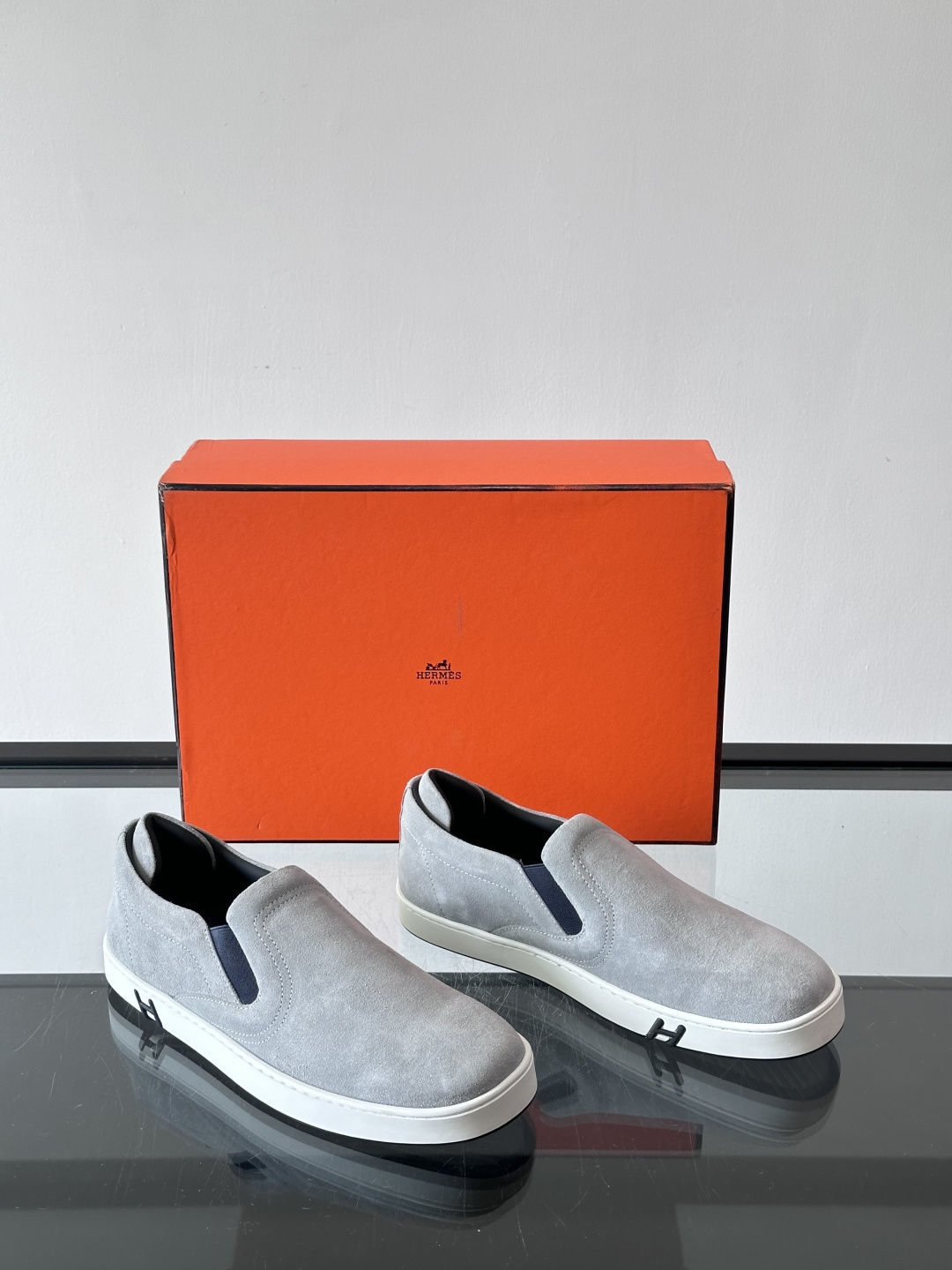 Hermes Horsens 休闲鞋爱马仕Horsens系列休闲鞋，绒面皮革。简约低调又有质感。鞋面“H