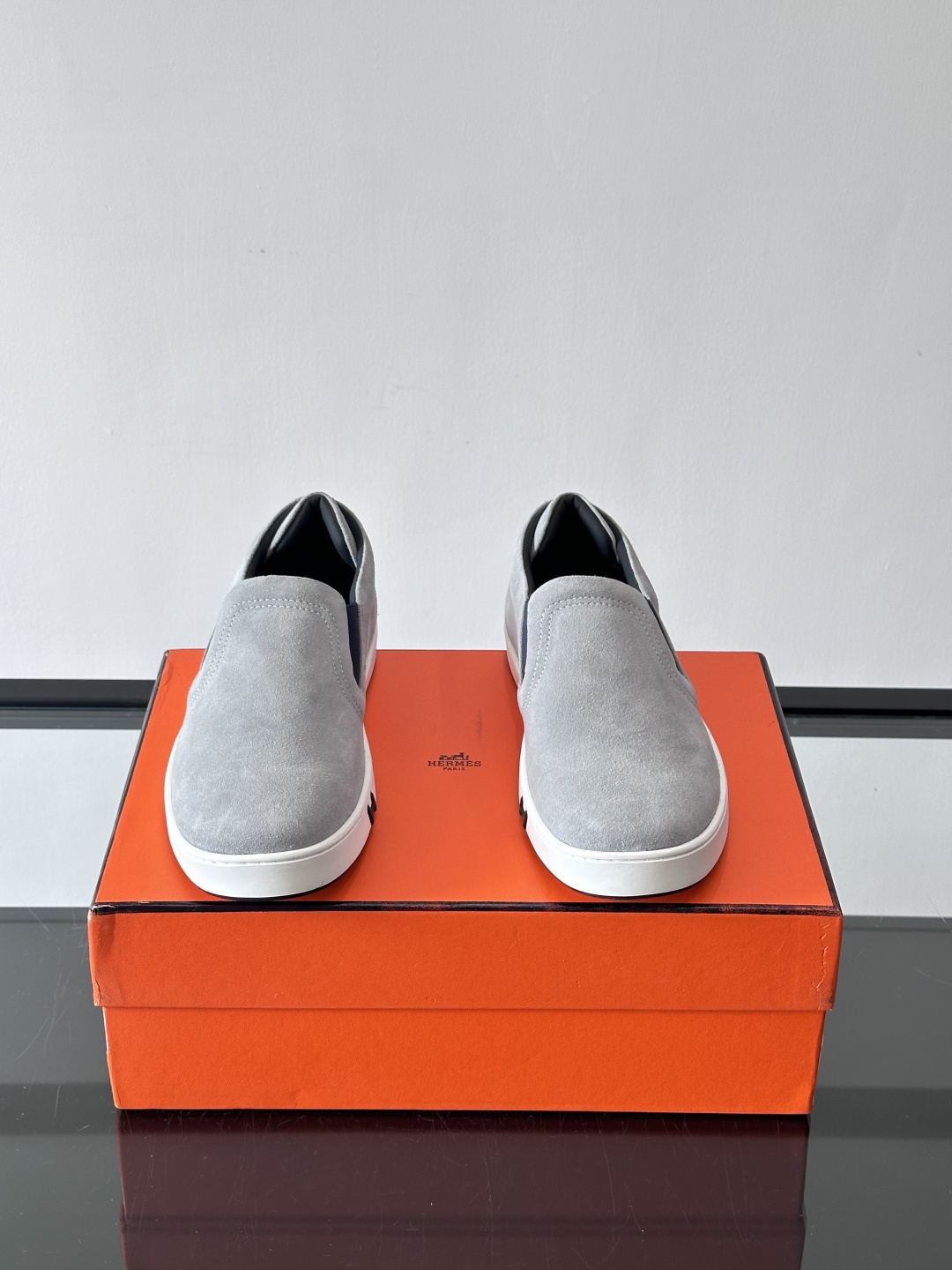 Hermes Horsens 休闲鞋爱马仕Horsens系列休闲鞋，绒面皮革。简约低调又有质感。鞋面“H