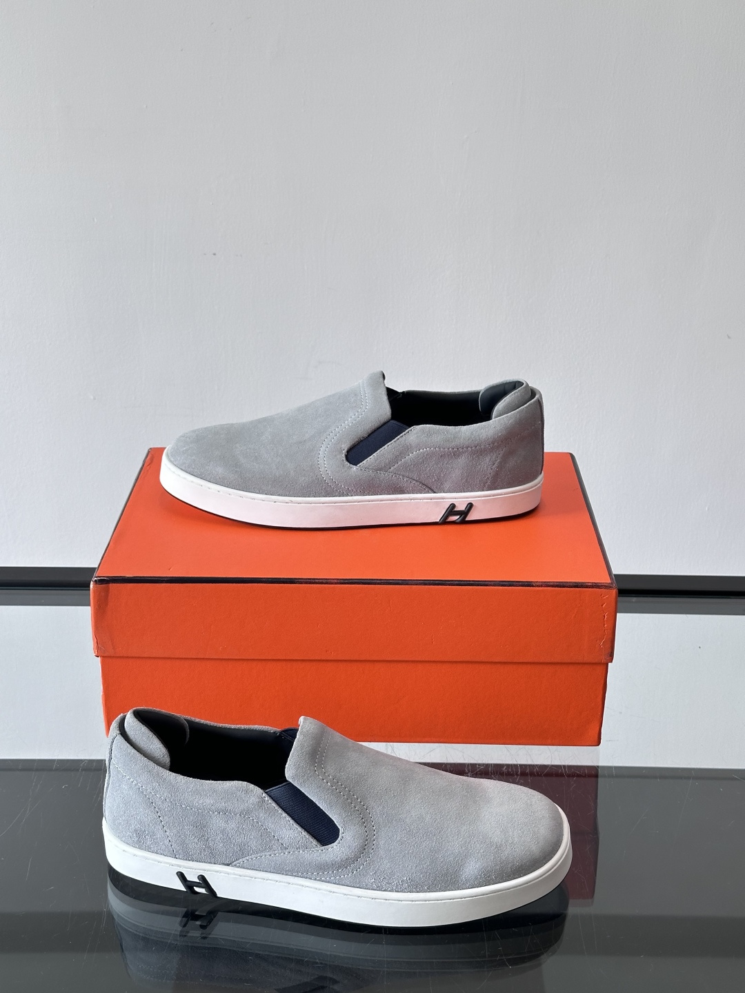 Hermes Horsens 休闲鞋爱马仕Horsens系列休闲鞋，绒面皮革。简约低调又有质感。鞋面“H