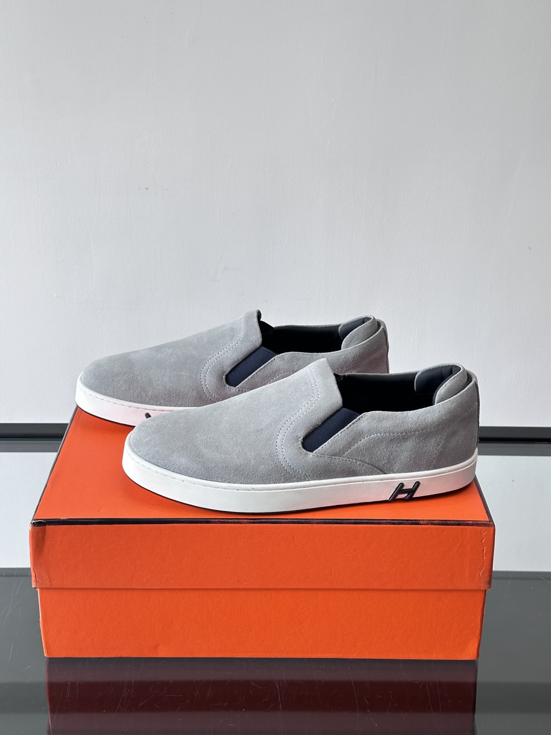 Hermes Horsens 休闲鞋爱马仕Horsens系列休闲鞋，绒面皮革。简约低调又有质感。鞋面“H