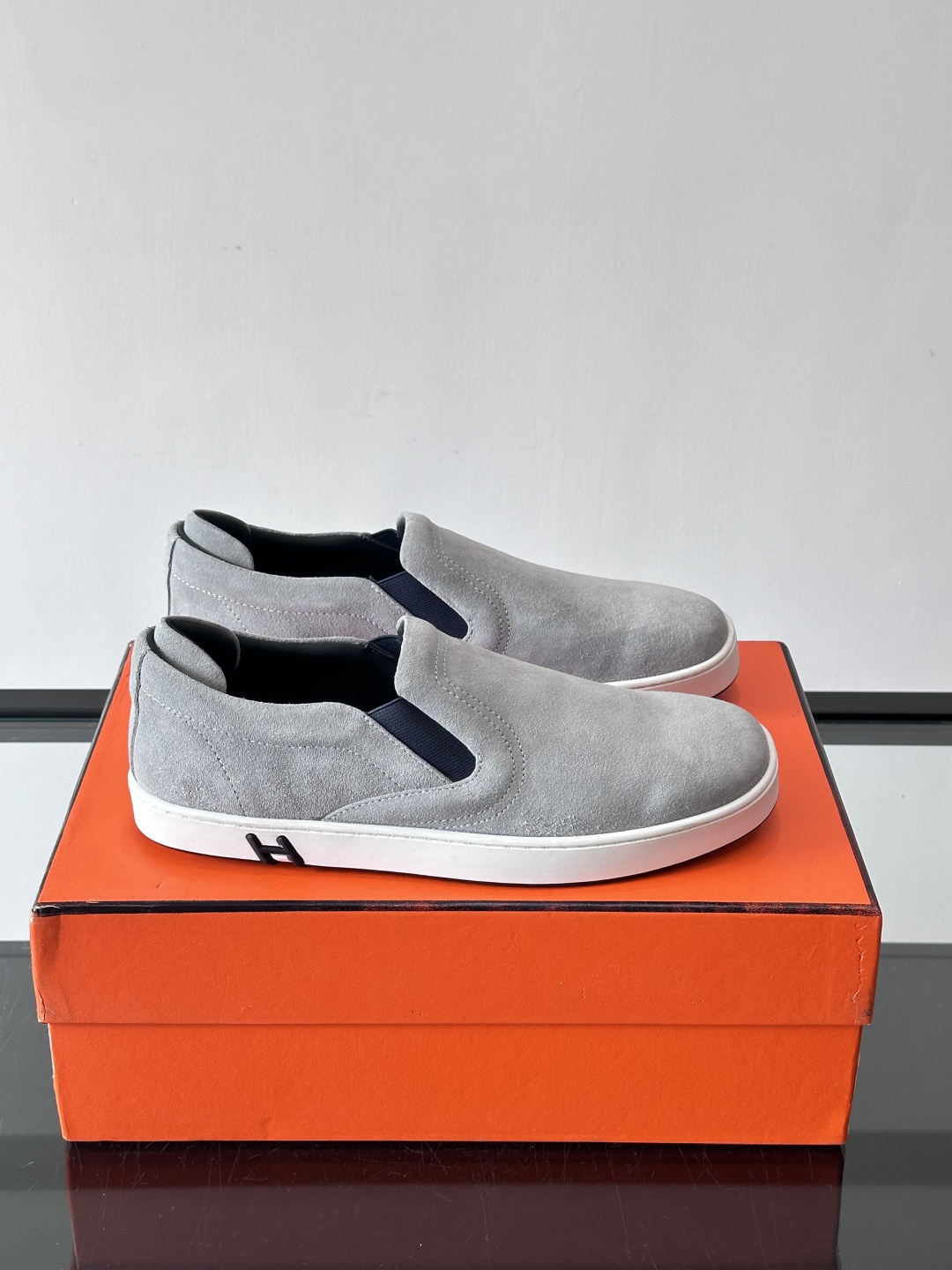 Hermes Horsens 休闲鞋爱马仕Horsens系列休闲鞋，绒面皮革。简约低调又有质感。鞋面“H