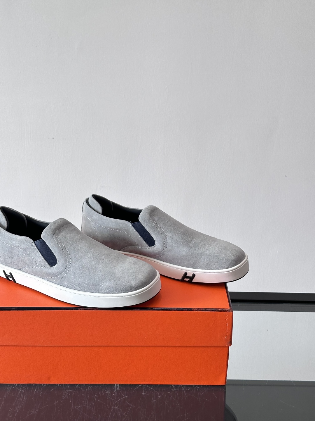 Hermes Horsens 休闲鞋爱马仕Horsens系列休闲鞋，绒面皮革。简约低调又有质感。鞋面“H