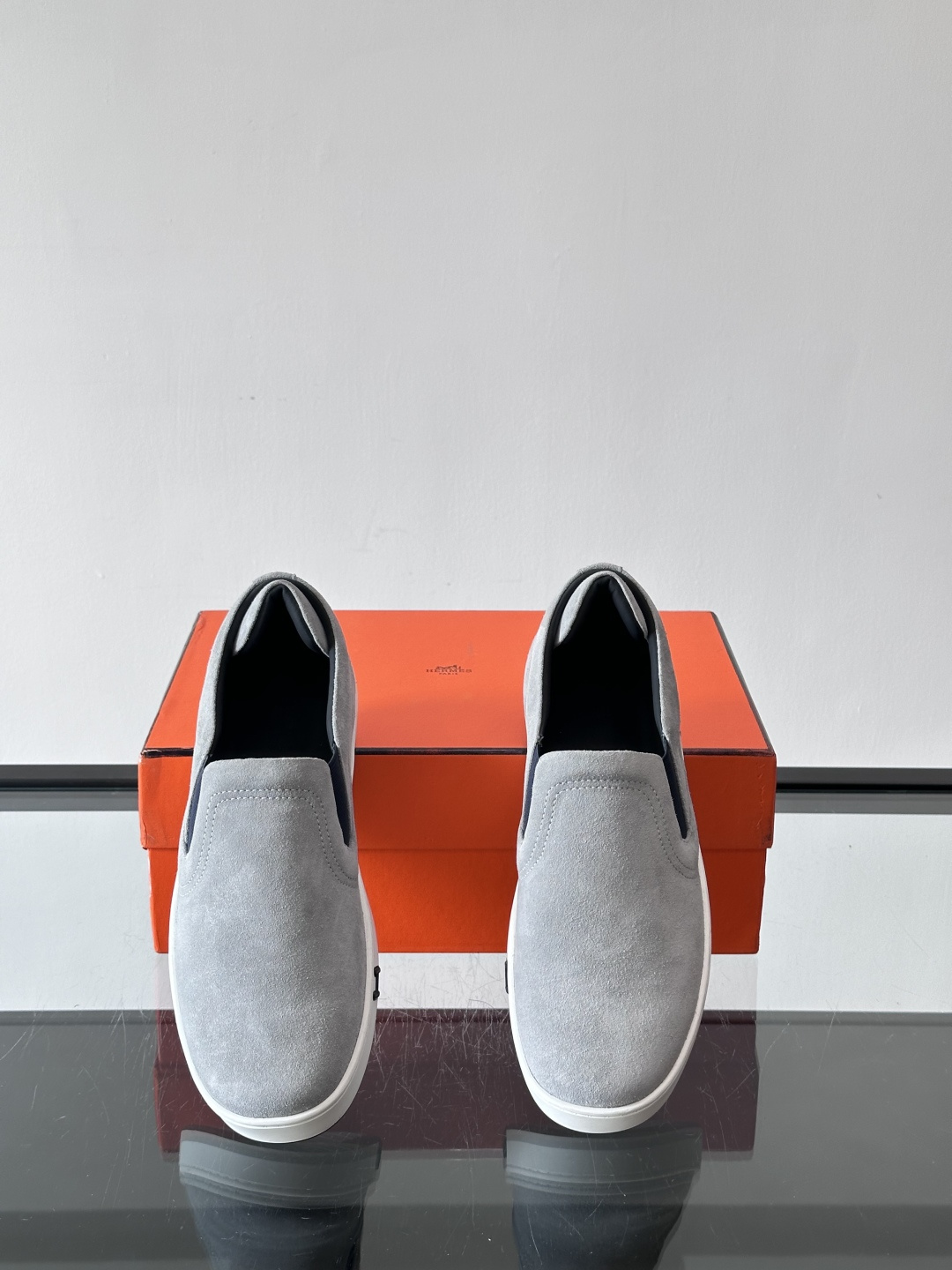 Hermes Horsens 休闲鞋爱马仕Horsens系列休闲鞋，绒面皮革。简约低调又有质感。鞋面“H