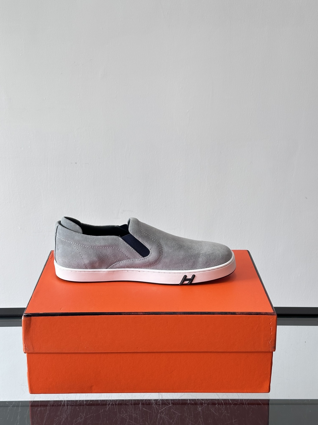 Hermes Horsens 休闲鞋爱马仕Horsens系列休闲鞋，绒面皮革。简约低调又有质感。鞋面“H