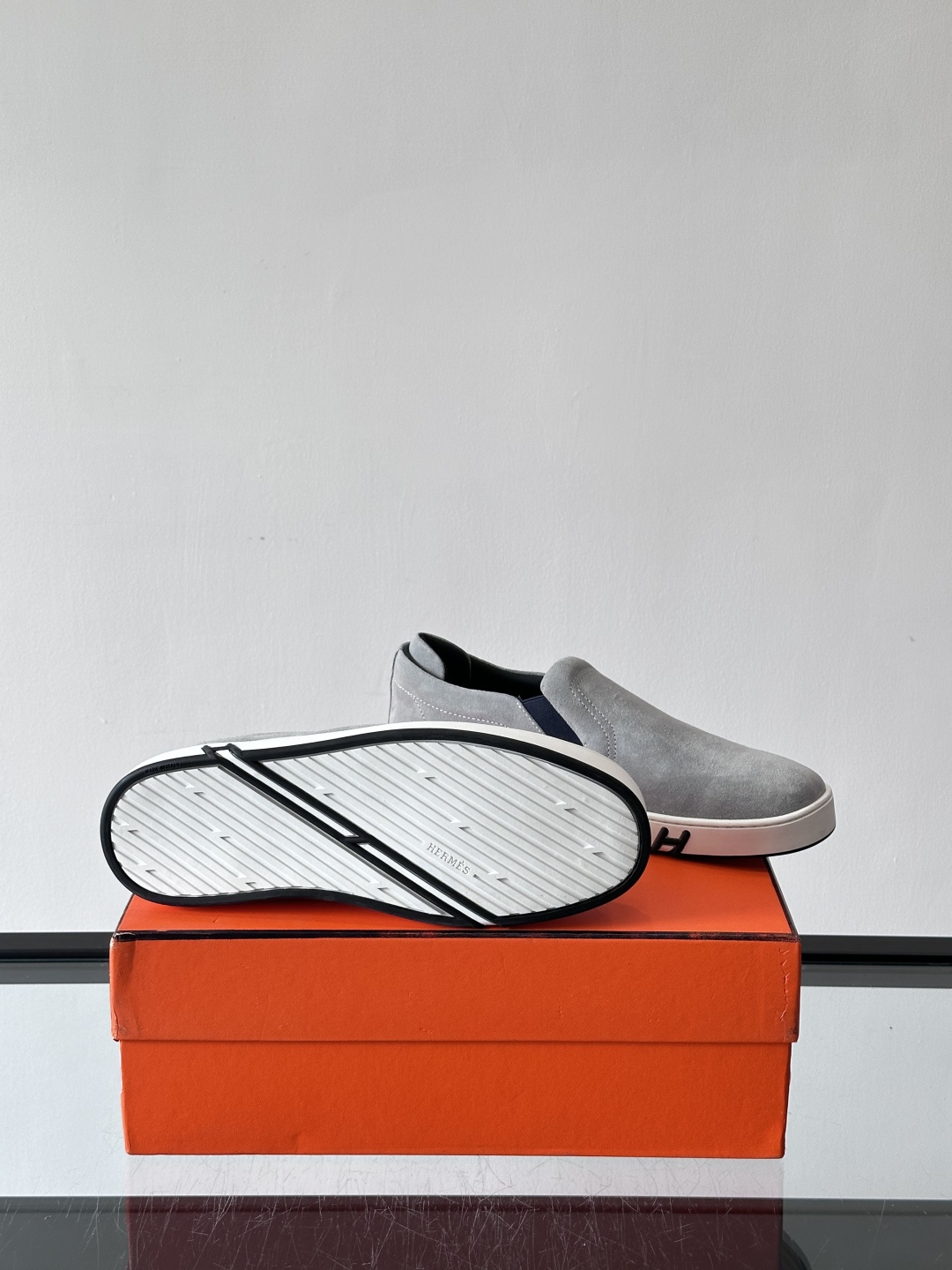 Hermes Horsens 休闲鞋爱马仕Horsens系列休闲鞋，绒面皮革。简约低调又有质感。鞋面“H