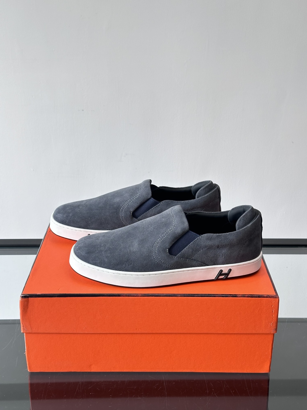 Hermes Horsens 休闲鞋爱马仕Horsens系列休闲鞋，绒面皮革。简约低调又有质感。鞋面“H