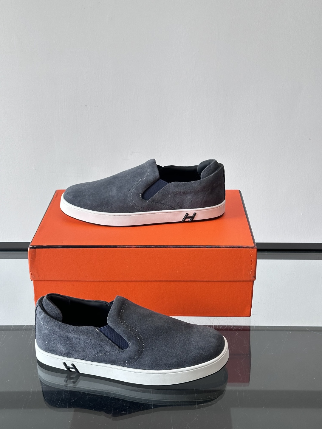 Hermes Horsens 休闲鞋爱马仕Horsens系列休闲鞋，绒面皮革。简约低调又有质感。鞋面“H