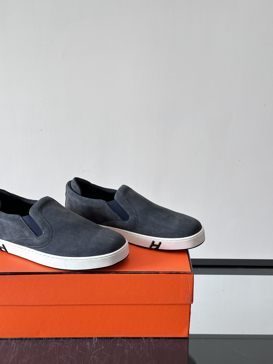 Hermes Horsens 休闲鞋爱马仕Horsens系列休闲鞋，绒面皮革。简约低调又有质感。鞋面“H