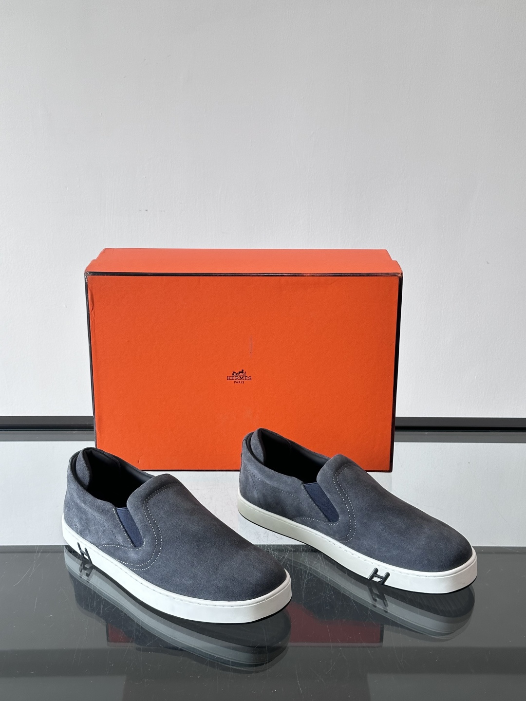 Hermes Horsens 休闲鞋爱马仕Horsens系列休闲鞋，绒面皮革。简约低调又有质感。鞋面“H