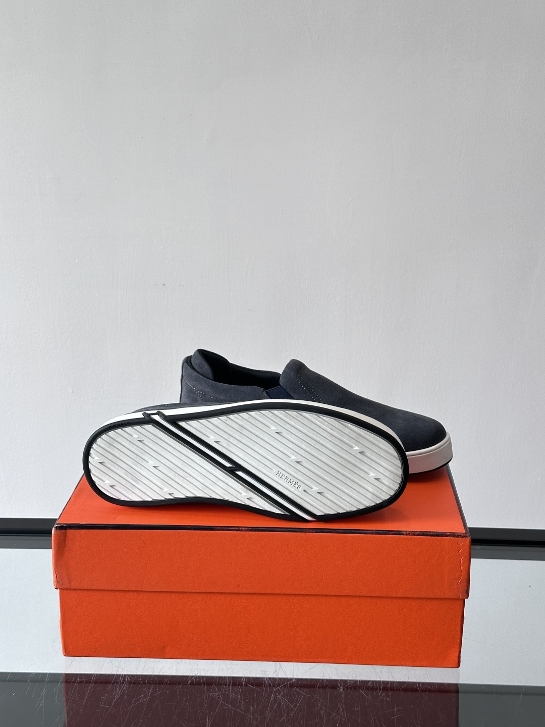 Hermes Horsens 休闲鞋爱马仕Horsens系列休闲鞋，绒面皮革。简约低调又有质感。鞋面“H