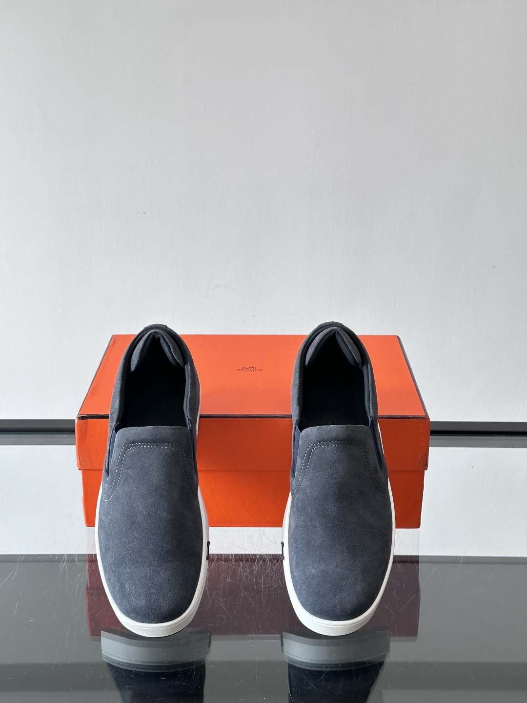 Hermes Horsens 休闲鞋爱马仕Horsens系列休闲鞋，绒面皮革。简约低调又有质感。鞋面“H