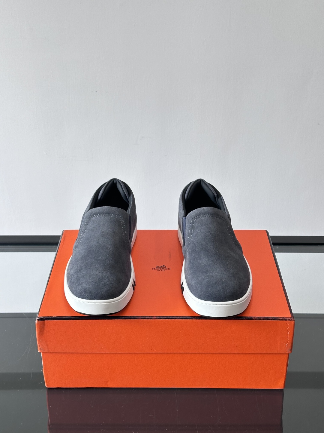 Hermes Horsens 休闲鞋爱马仕Horsens系列休闲鞋，绒面皮革。简约低调又有质感。鞋面“H