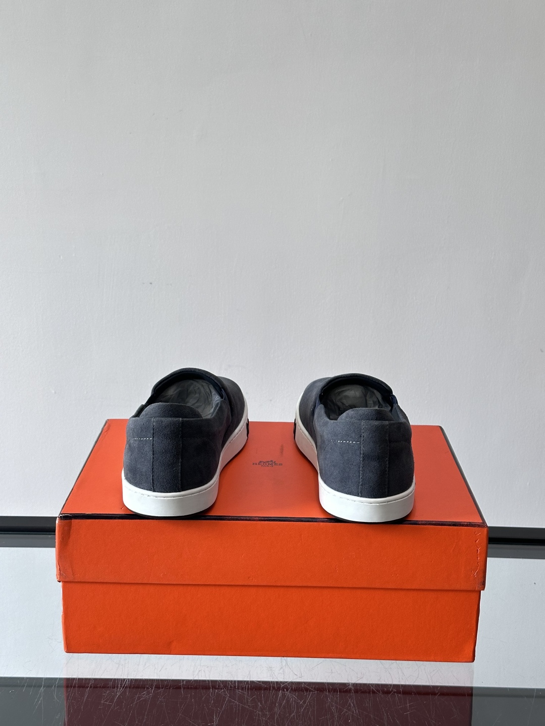 Hermes Horsens 休闲鞋爱马仕Horsens系列休闲鞋，绒面皮革。简约低调又有质感。鞋面“H