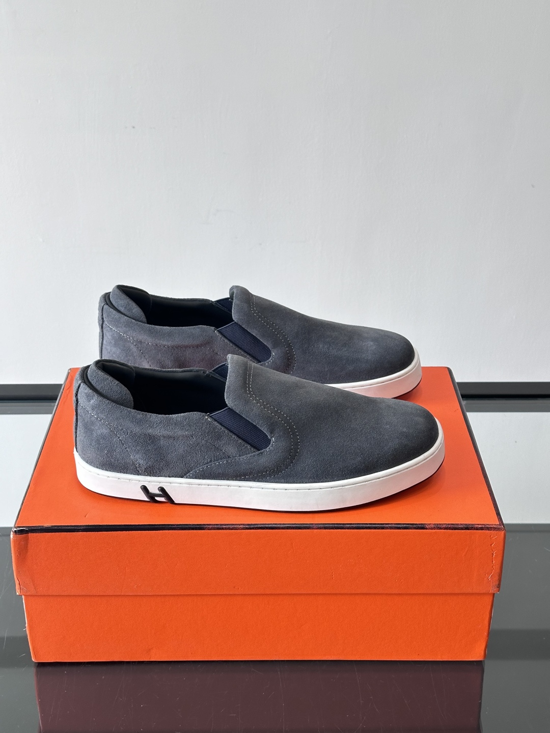 Hermes Horsens 休闲鞋爱马仕Horsens系列休闲鞋，绒面皮革。简约低调又有质感。鞋面“H