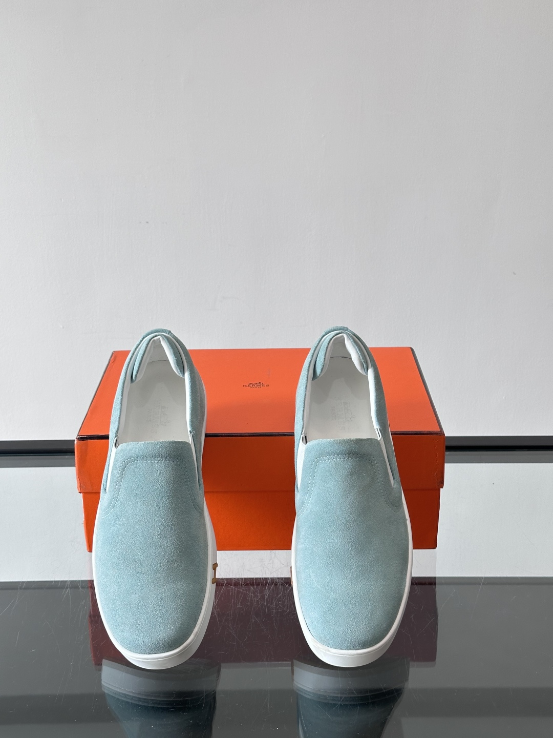 Hermes Horsens 休闲鞋爱马仕Horsens系列休闲鞋，绒面皮革。简约低调又有质感。鞋面“H