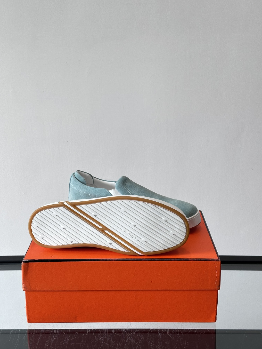 Hermes Horsens 休闲鞋爱马仕Horsens系列休闲鞋，绒面皮革。简约低调又有质感。鞋面“H