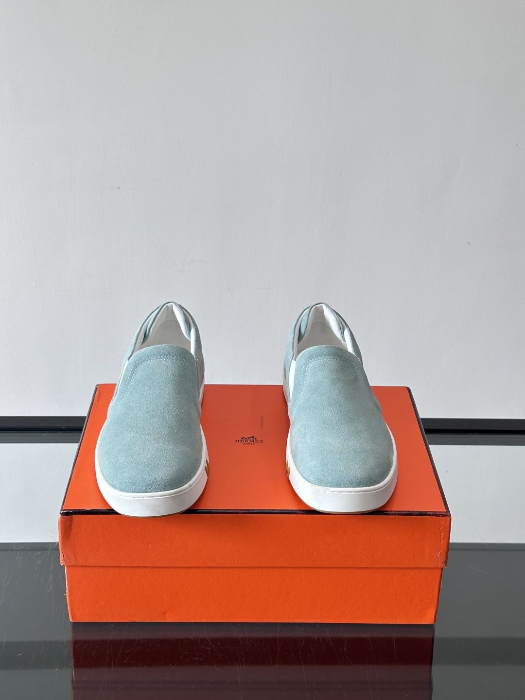 Hermes Horsens 休闲鞋爱马仕Horsens系列休闲鞋，绒面皮革。简约低调又有质感。鞋面“H