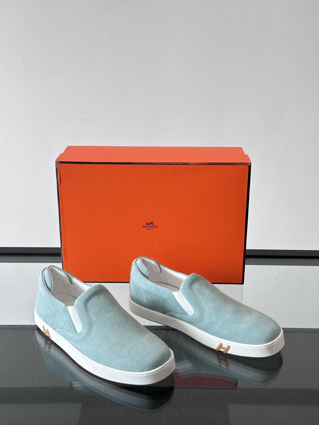 Hermes Horsens 休闲鞋爱马仕Horsens系列休闲鞋，绒面皮革。简约低调又有质感。鞋面“H
