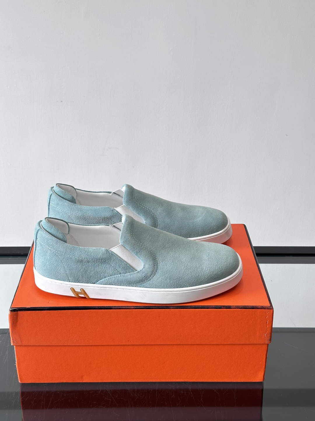 Hermes Horsens 休闲鞋爱马仕Horsens系列休闲鞋，绒面皮革。简约低调又有质感。鞋面“H