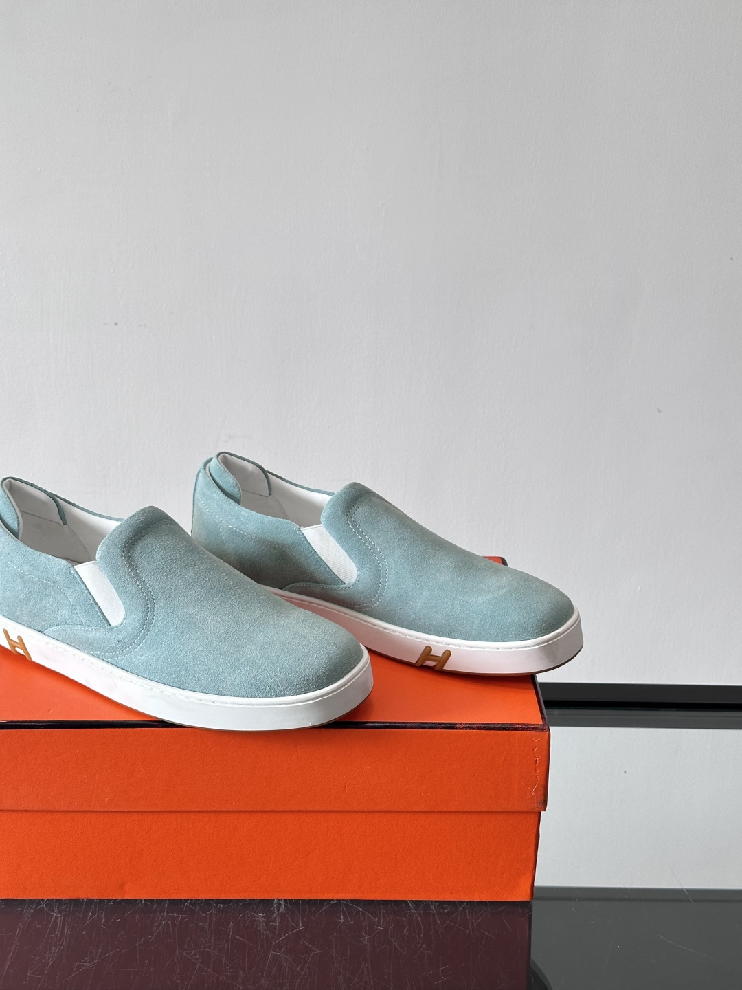 Hermes Horsens 休闲鞋爱马仕Horsens系列休闲鞋，绒面皮革。简约低调又有质感。鞋面“H