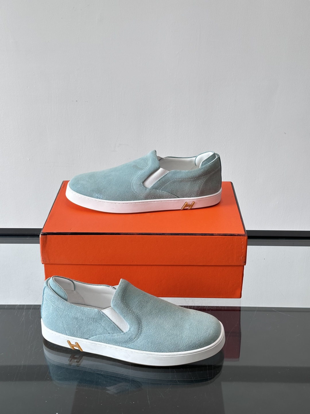 Hermes Horsens 休闲鞋爱马仕Horsens系列休闲鞋，绒面皮革。简约低调又有质感。鞋面“H