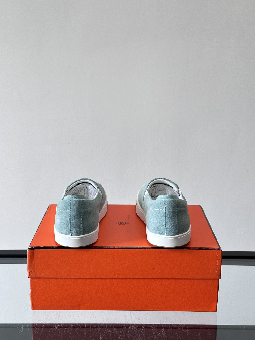 Hermes Horsens 休闲鞋爱马仕Horsens系列休闲鞋，绒面皮革。简约低调又有质感。鞋面“H