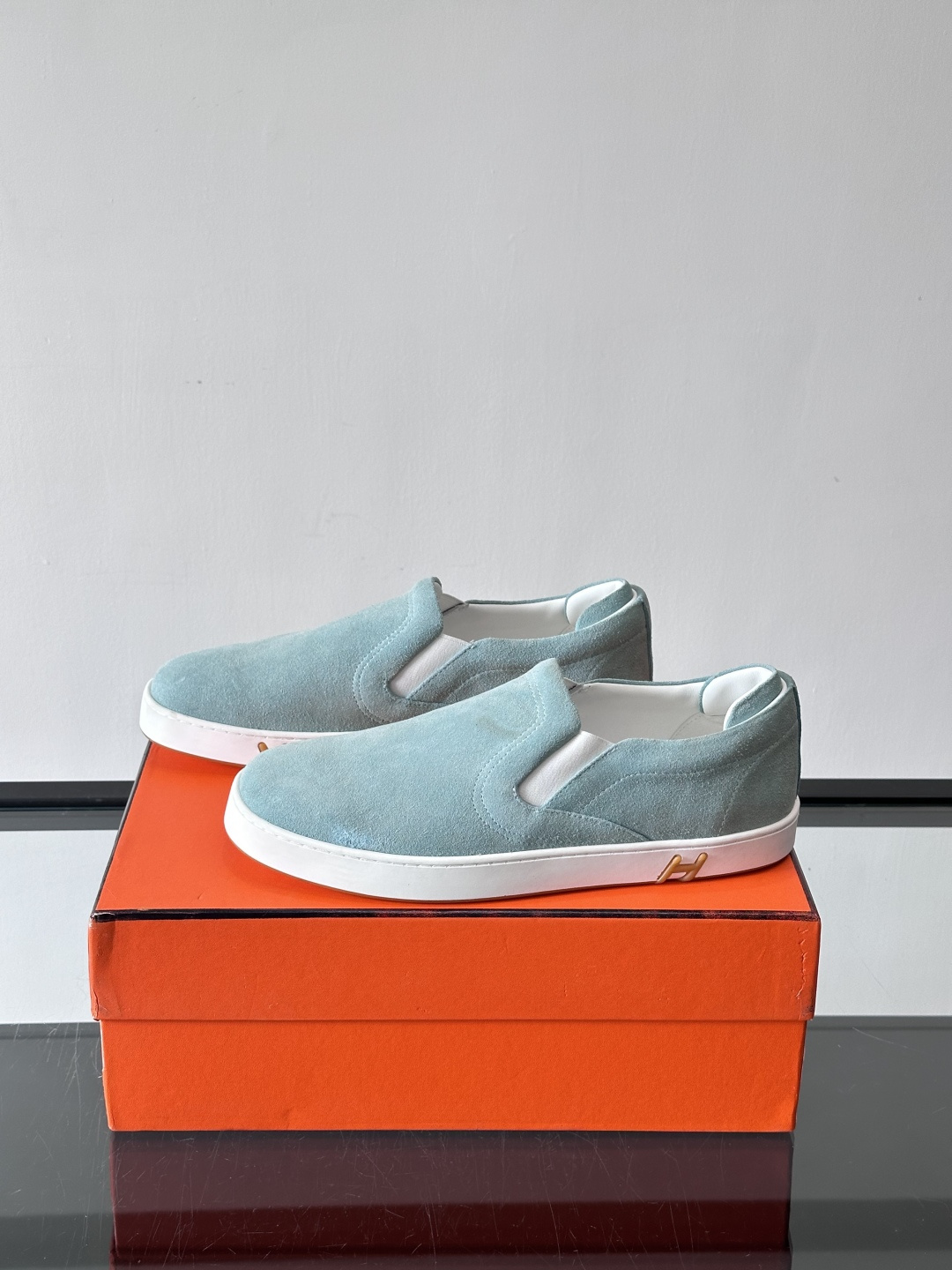 Hermes Horsens 休闲鞋爱马仕Horsens系列休闲鞋，绒面皮革。简约低调又有质感。鞋面“H