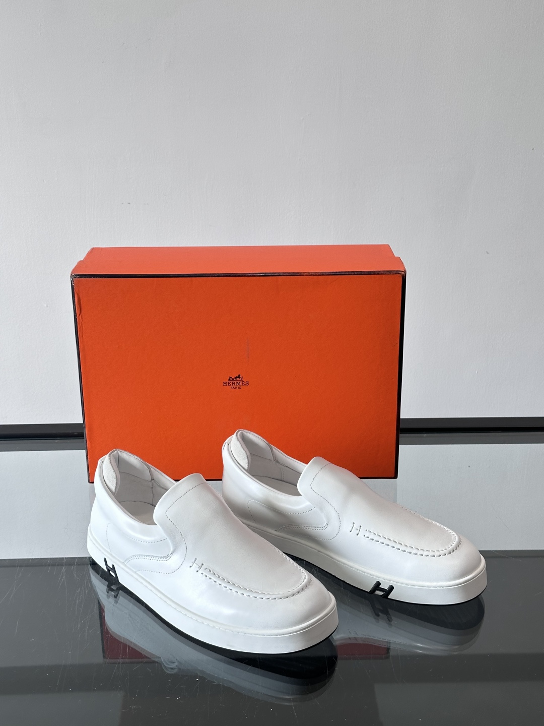 Hermes Horsens 休闲鞋爱马仕Horsens系列休闲鞋，绒面皮革。简约低调又有质感。鞋面“H