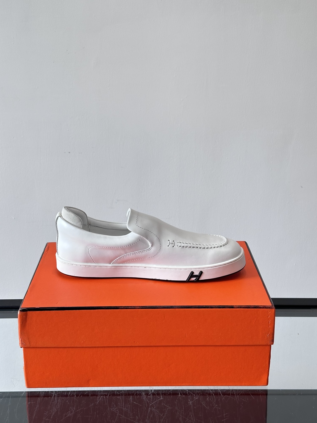 Hermes Horsens 休闲鞋爱马仕Horsens系列休闲鞋，绒面皮革。简约低调又有质感。鞋面“H
