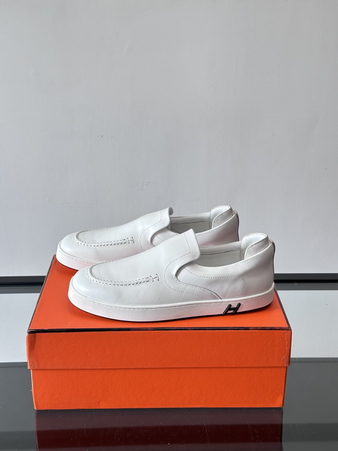 Hermes Horsens 休闲鞋爱马仕Horsens系列休闲鞋，绒面皮革。简约低调又有质感。鞋面“H