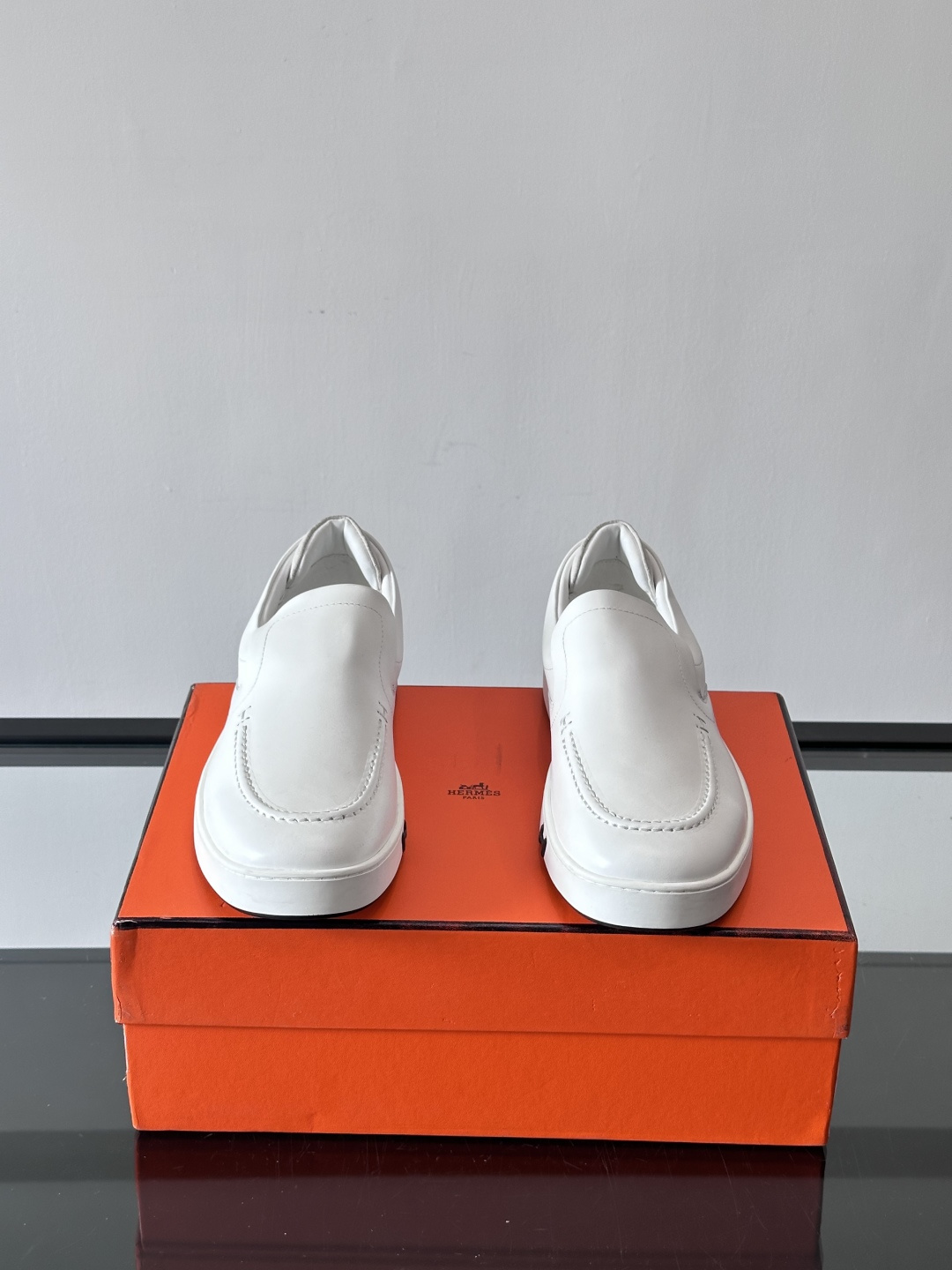 Hermes Horsens 休闲鞋爱马仕Horsens系列休闲鞋，绒面皮革。简约低调又有质感。鞋面“H