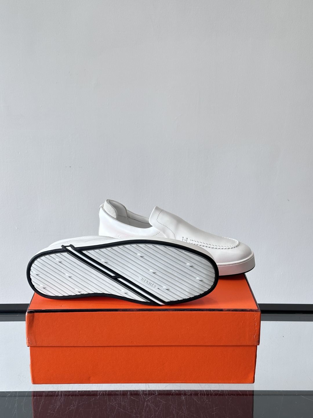 Hermes Horsens 休闲鞋爱马仕Horsens系列休闲鞋，绒面皮革。简约低调又有质感。鞋面“H