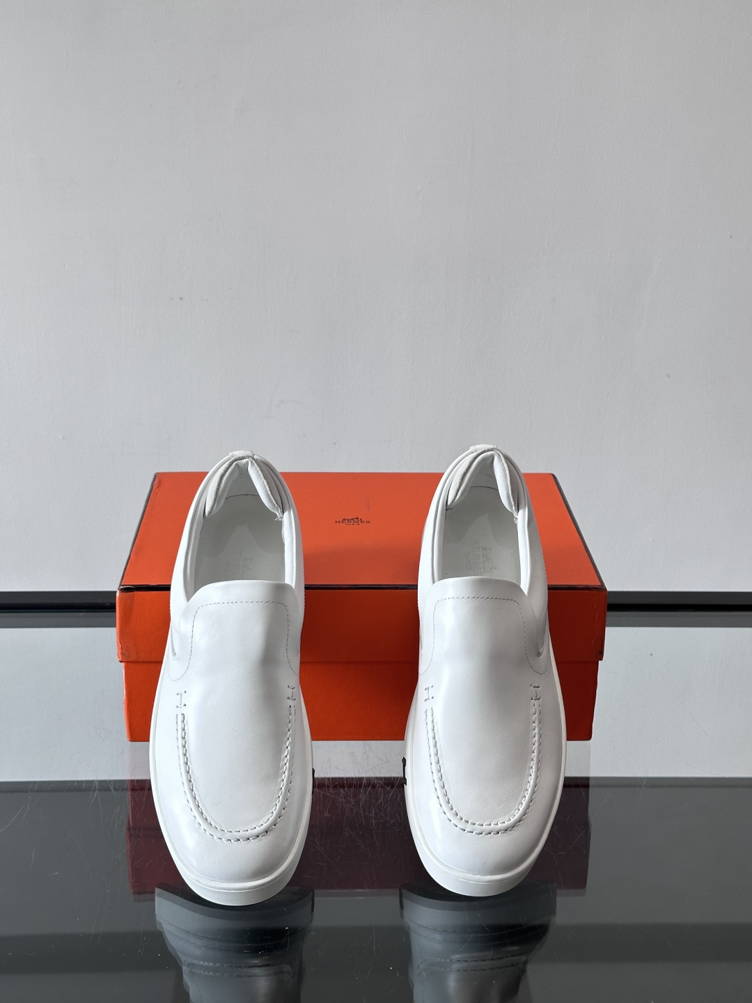 Hermes Horsens 休闲鞋爱马仕Horsens系列休闲鞋，绒面皮革。简约低调又有质感。鞋面“H